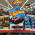 Hot Wheels - TV Series Batmobile - Batman 3/5 - HYY05 - Short Card - Classic - DC Licence - Wine Red - Mattel 2025 - 1:64 - Image 4